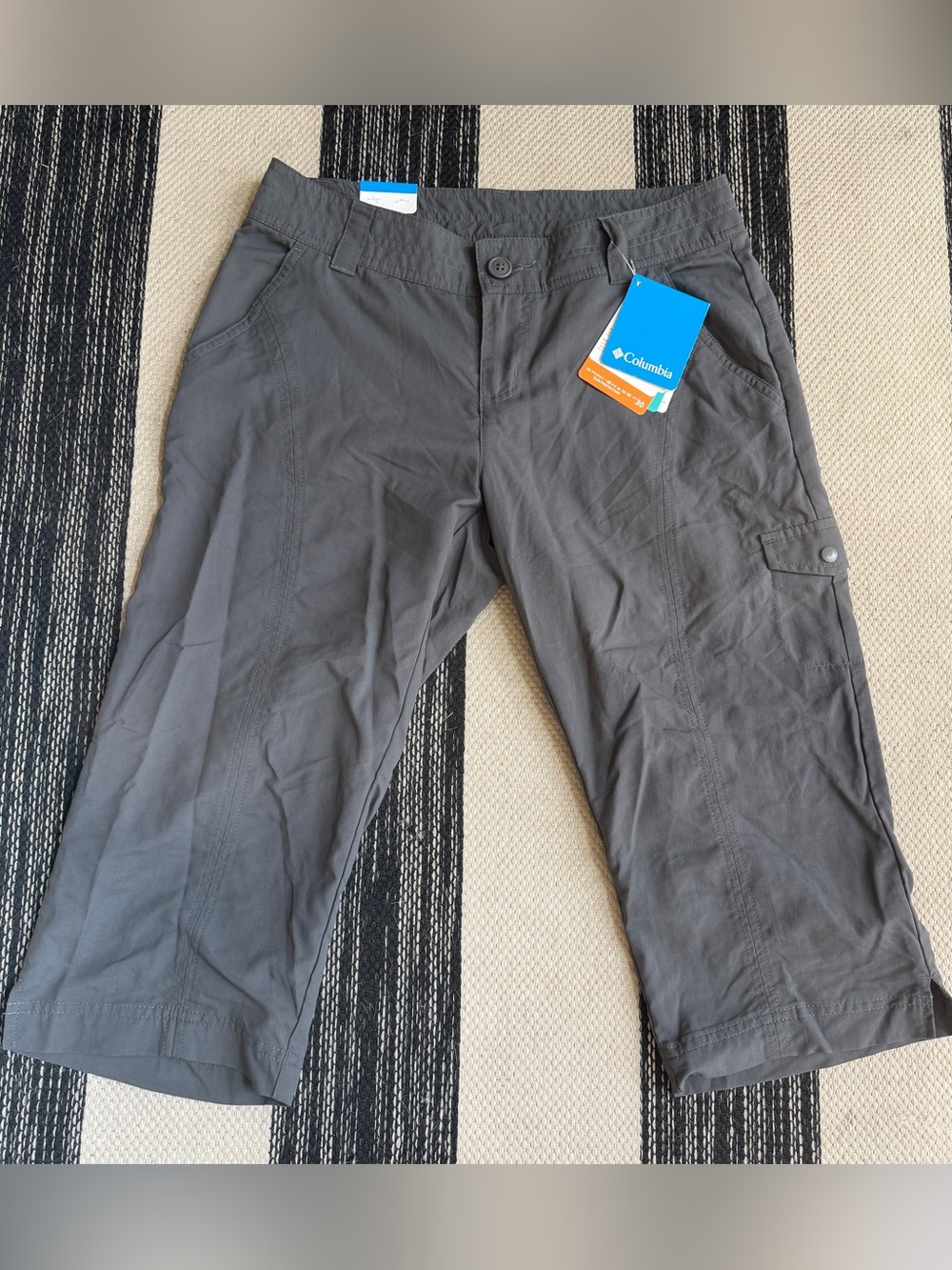 Columbia Women's Dark Gray OMNI Shade 30 Sun Protection Cargo Capris Short Sz. 6